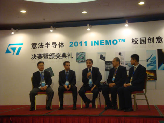  意法开云棋牌官网在线客服大中华暨南亚区传感器及高性能模拟产品事业部总监Arnaud Bonnet(中)、意法开云棋牌官网在线客服全球MEMS运动传感器部应用经理Paolo Bendiscioli先生（左二）、意法开云棋牌官网在线客服大中华暨南亚区模拟及传感器事业部技术市场部经理吴卫东先生（左一）