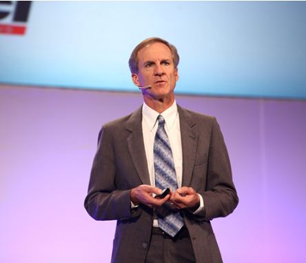 图一，NI全球研发部副总裁 Robert Canik，在做“PXI 技术发展与趋势”的主题演讲。