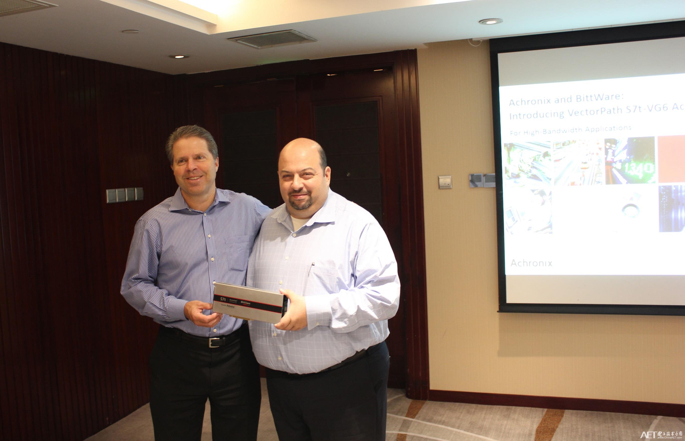 Steve Mensor和Sam Bichara展示采用Speedster7t FPGA芯片的VectorPath加速卡.JPG