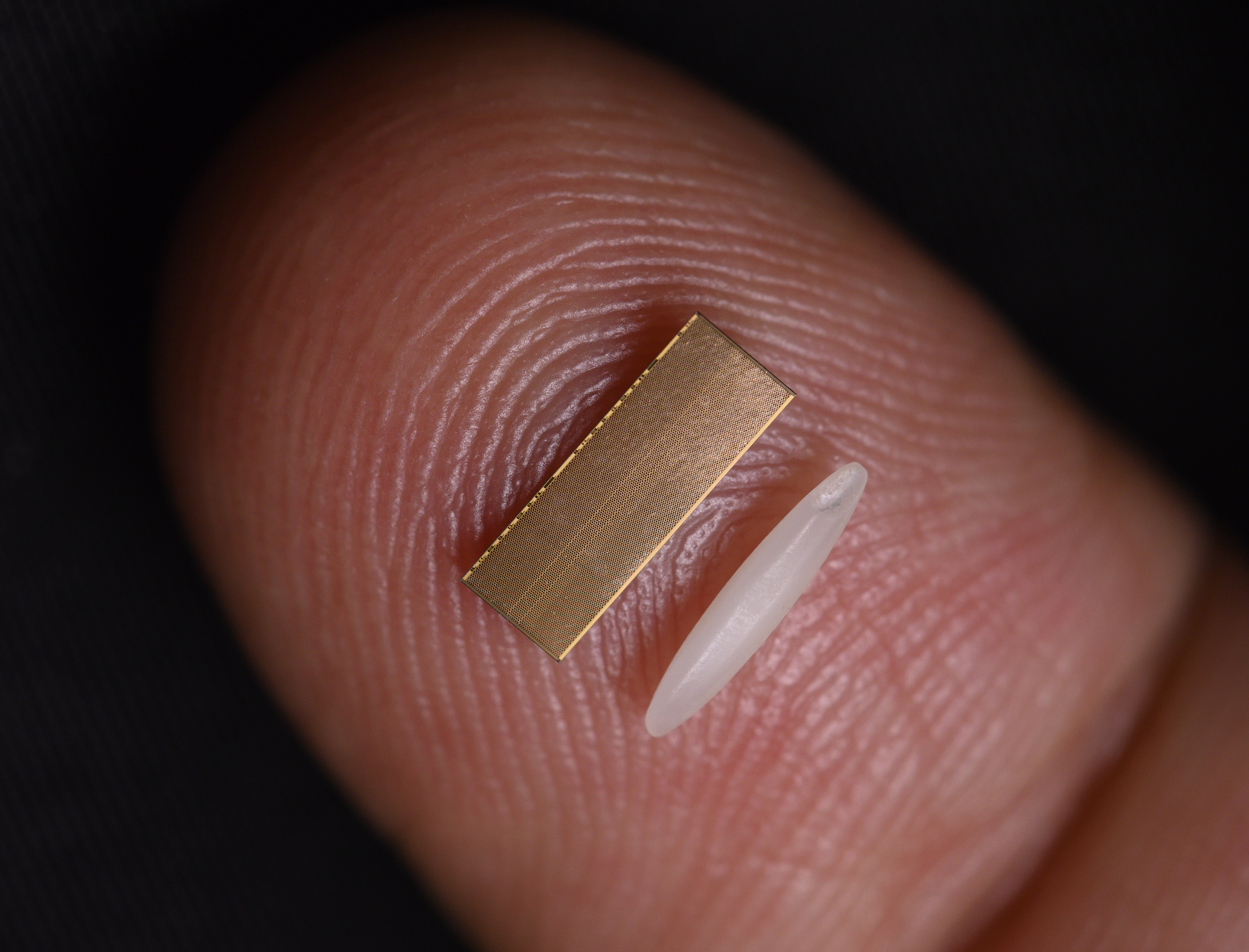 英特尔EMIB技术帮助实现包括CPU、图形卡、内存、IO及其它多个芯片间的通信.jpg