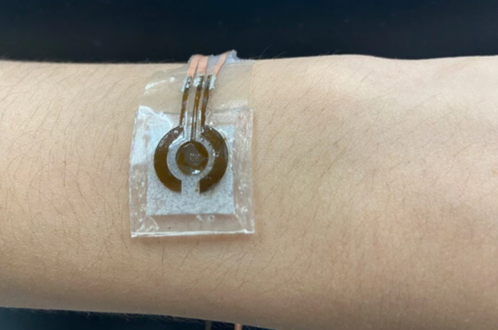 科学家开发可贴在皮肤上的传感器 通过佩戴者的汗水追踪血糖水平